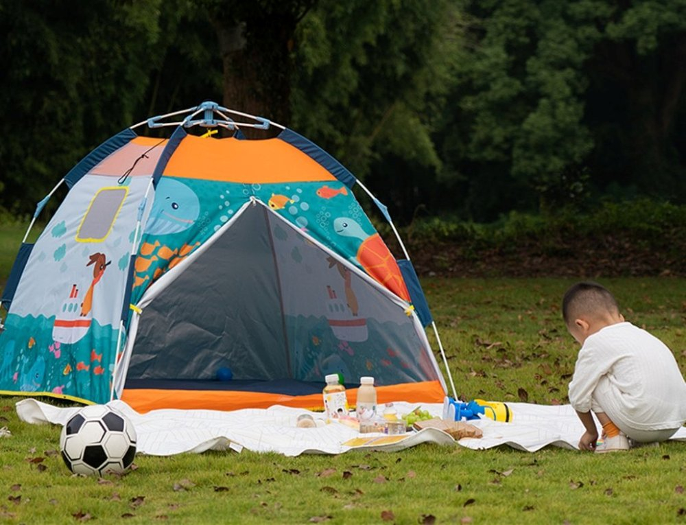 POPUP Kids playing Tents